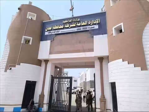 أمن عدن يتحرك بعد اقتحام قسم الممدارة والاعتداء على المدير والجنود