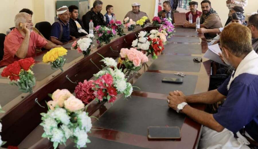 تكريم متطوع في يافع بعد 8 سنوات من إصلاح الطرقات بجهود ذاتية