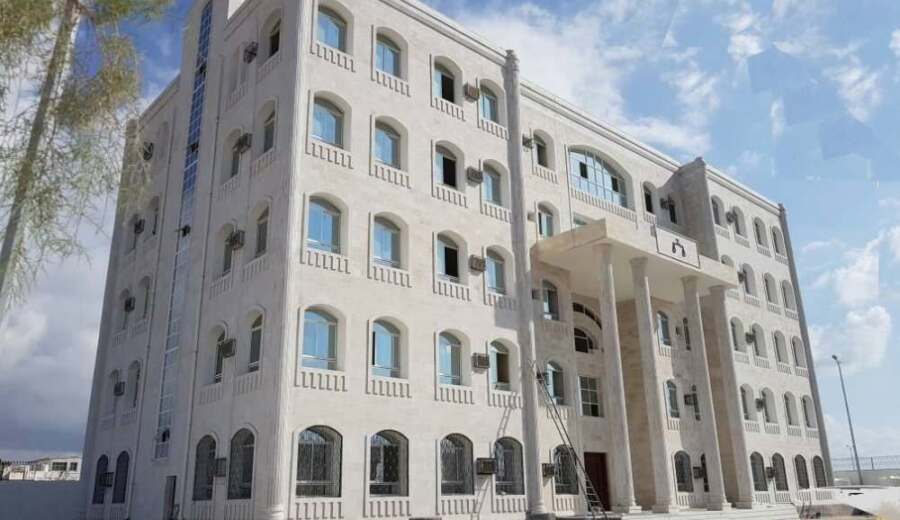 النيابة العامة في عدن تضبط مشتبهاً به في قضايا اختراق هواتف وابتزاز مالي .
