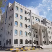 النيابة العامة في عدن تضبط مشتبهاً به في قضايا اختراق هواتف وابتزاز مالي .