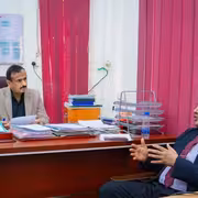 محافظ شبوة يبحث استئناف نشاط الشركات النفطية ويوجه بتوسيع توظيف أبناء المحافظة