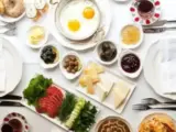 مع التقدم في العمر يُوصى بزيادة تناول البروتين لتعزيز قدرة الجسم على التعافي