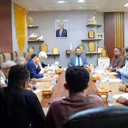المحافظ شيخ يناقش آليات وإجراءات تطوير عمل مكتب السياحة بالعاصمة عدن