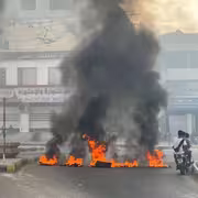 احتجاجات غاضبة في المكلا ومدن حضرمية تنديداً بانقطاع الكهرباء وتدهور الخدمات
