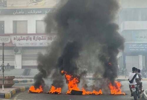 احتجاجات غاضبة في المكلا ومدن حضرمية تنديداً بانقطاع الكهرباء وتدهور الخدمات