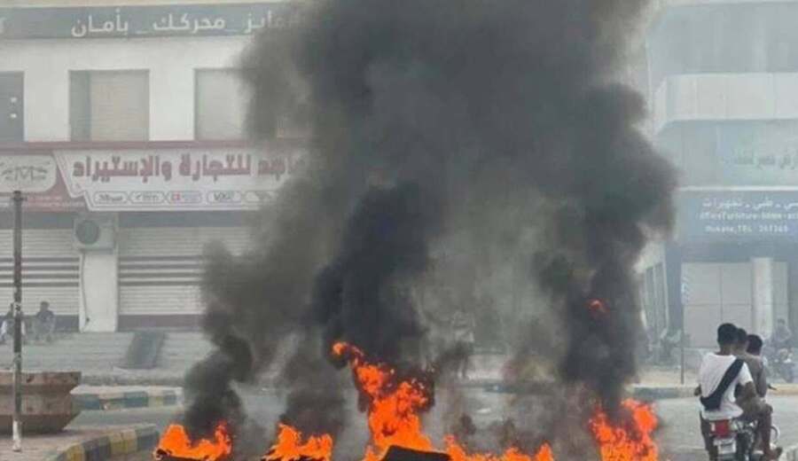 احتجاجات غاضبة في المكلا ومدن حضرمية تنديداً بانقطاع الكهرباء وتدهور الخدمات