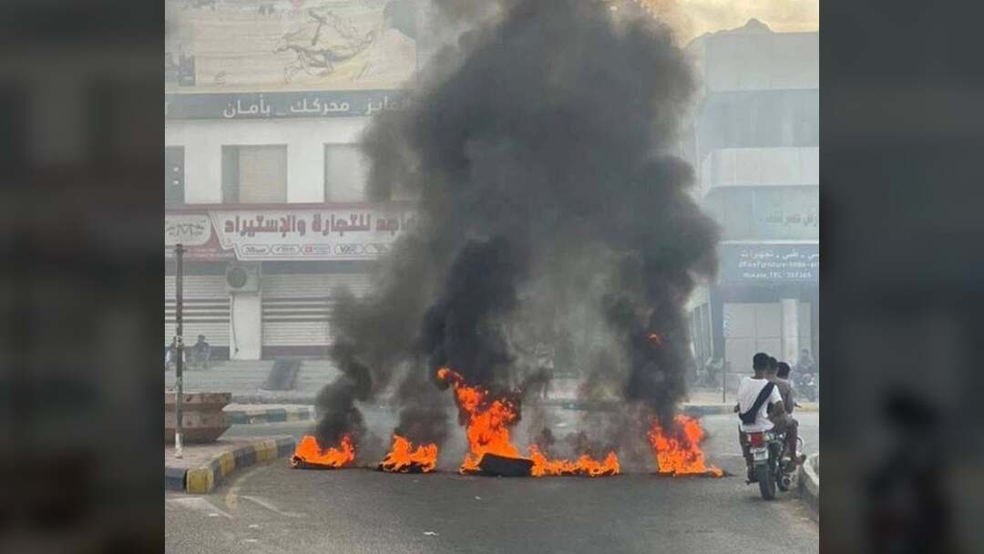 احتجاجات غاضبة في المكلا ومدن حضرمية تنديداً بانقطاع الكهرباء وتدهور الخدمات