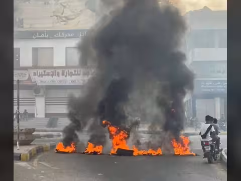 احتجاجات غاضبة في المكلا ومدن حضرمية تنديداً بانقطاع الكهرباء وتدهور الخدمات