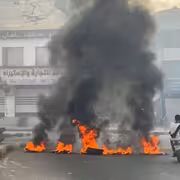 احتجاجات غاضبة في المكلا ومدن حضرمية تنديداً بانقطاع الكهرباء وتدهور الخدمات