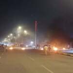 احتجاجات في عدن وقطع طريق قصر معاشيق بسبب تواصل أزمة الكهرباء وتدهور الخدمات.
