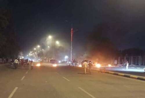 احتجاجات في عدن وقطع طريق قصر معاشيق بسبب تواصل أزمة الكهرباء وتدهور الخدمات.