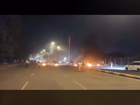 احتجاجات في عدن وقطع طريق قصر معاشيق بسبب تواصل أزمة الكهرباء وتدهور الخدمات.