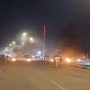 احتجاجات في عدن وقطع طريق قصر معاشيق بسبب تواصل أزمة الكهرباء وتدهور الخدمات.