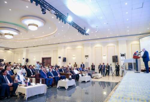 رئيس الحكومة يتعهد بضبط الأوعية الإيرادية ويقر بأن بعض المشكلات لا تعود إلى شح الموارد