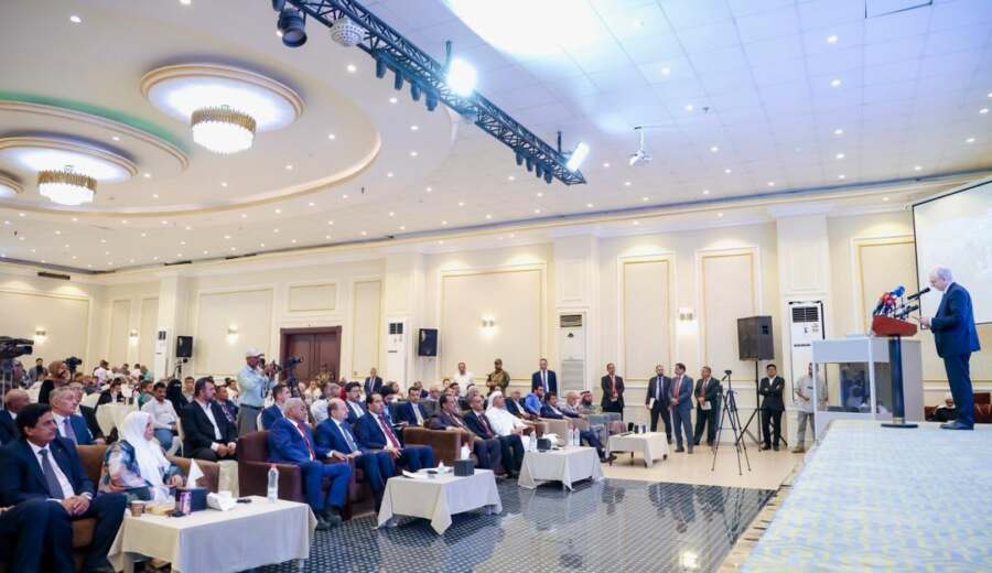 رئيس الحكومة يتعهد بضبط الأوعية الإيرادية ويقر بأن بعض المشكلات لا تعود إلى شح الموارد