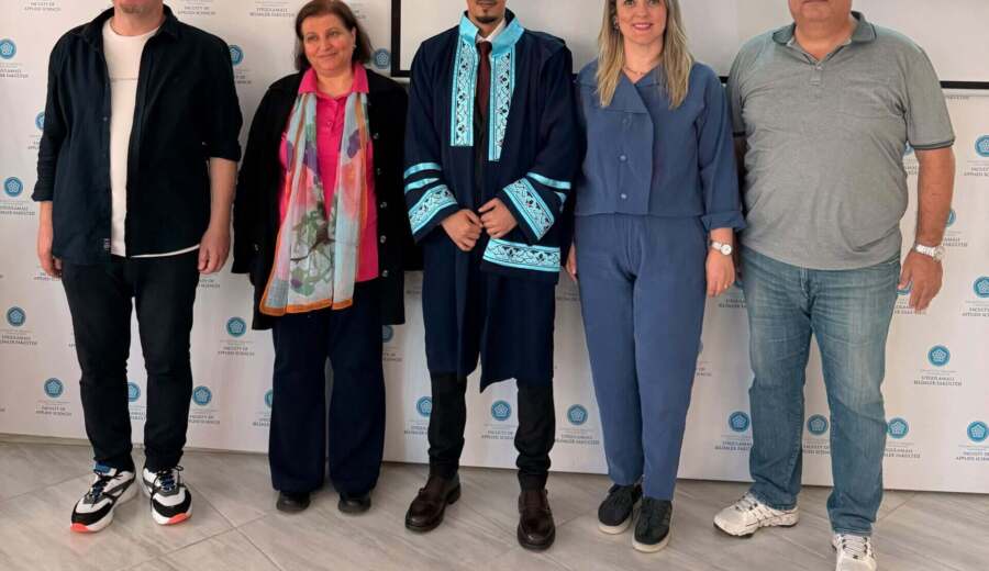 بدرجة امتياز.. جامعة "نجم الدين أربكان" تمنح الباحث اليمني عزيز العزب الماجستير في التسويق الدولي
