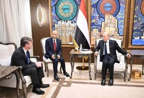 العليمي يبحث مع وفد من شركة هنت الامريكية فرص استئناف الاستثمارات النفطية