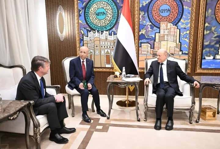 العليمي يبحث مع وفد من شركة هنت الامريكية فرص استئناف الاستثمارات النفطية