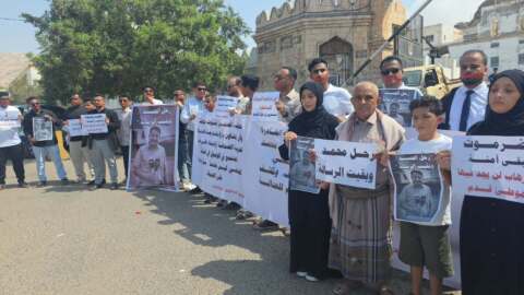 المكلا تشهد وقفة احتجاجية للمطالبة بكشف قتلة الصحفي محمد عيضة ومحاسبة المتورطين