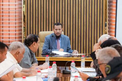 المكتب التنفيذي في عدن يطالب الحكومة بمنحه صلاحيات مالية وإدارية أوسع