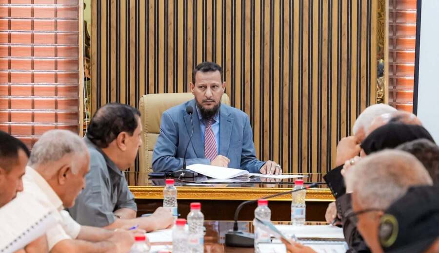 المكتب التنفيذي في عدن يطالب الحكومة بمنحه صلاحيات مالية وإدارية أوسع