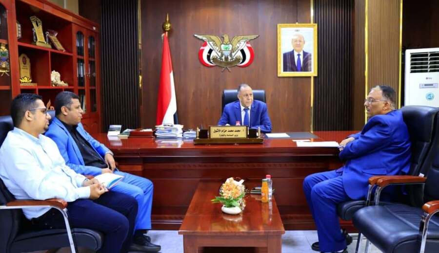 محافظ عدن يقر حزمة مشاريع خدمية لتأهيل طرق وإنشاء محطات تحلية للمياه