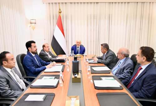 العليمي يتهم الحوثيين بالتصعيد ويؤكد أن الطائرة الإيرانية نقلت خبراء عسكريين.