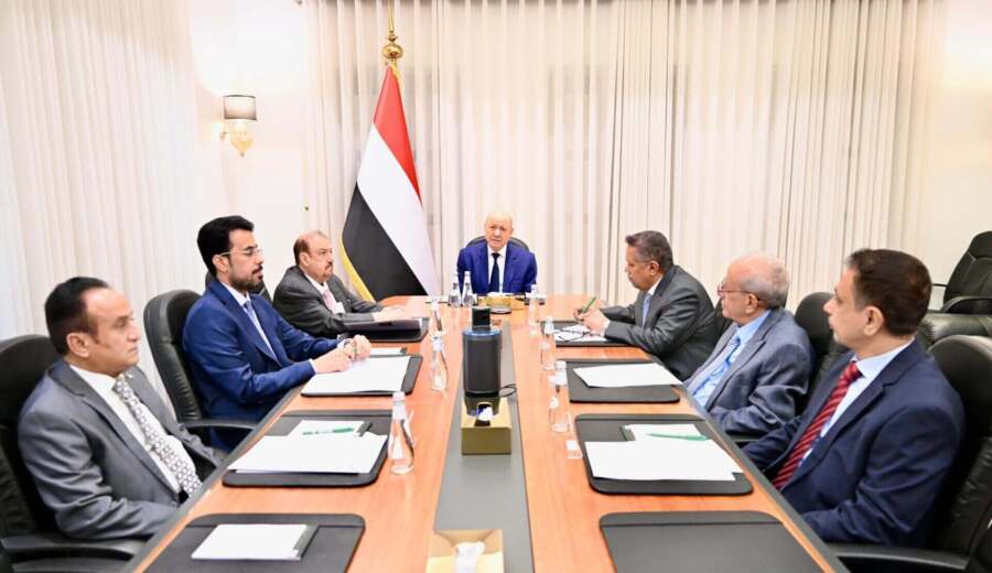 العليمي يتهم الحوثيين بالتصعيد ويؤكد أن الطائرة الإيرانية نقلت خبراء عسكريين.