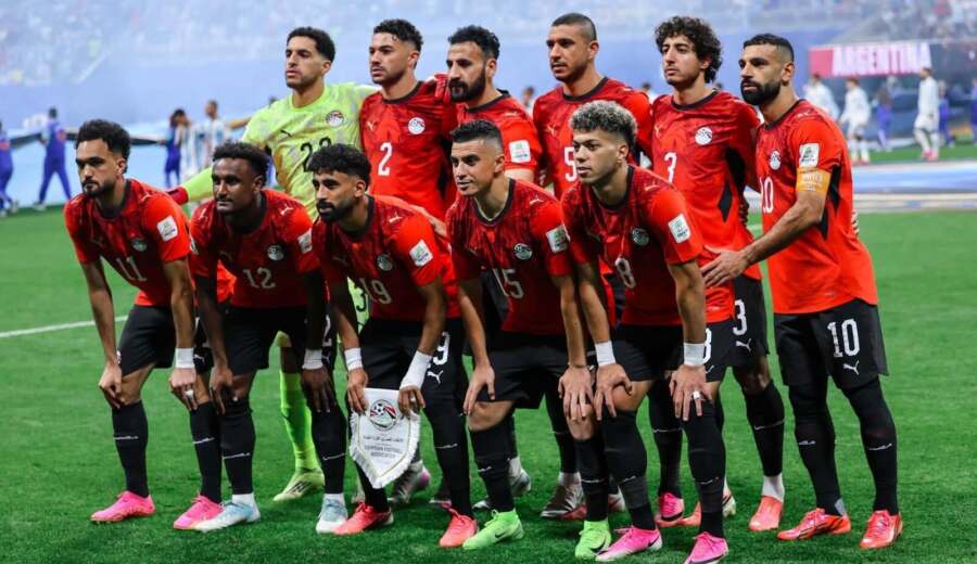 لاعبون دوليون يحتجون على التحكيم في مباراة ‎مصر والأرجنتين