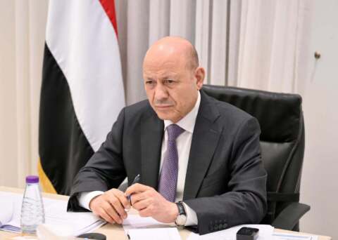 العليمي يوجه برفع الجاهزية ويحمّل الحوثيين مسؤولية التصعيد وانتهاك السيادة اليمنية