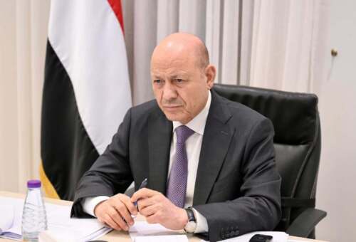 العليمي يوجه برفع الجاهزية ويحمّل الحوثيين مسؤولية التصعيد وانتهاك السيادة اليمنية