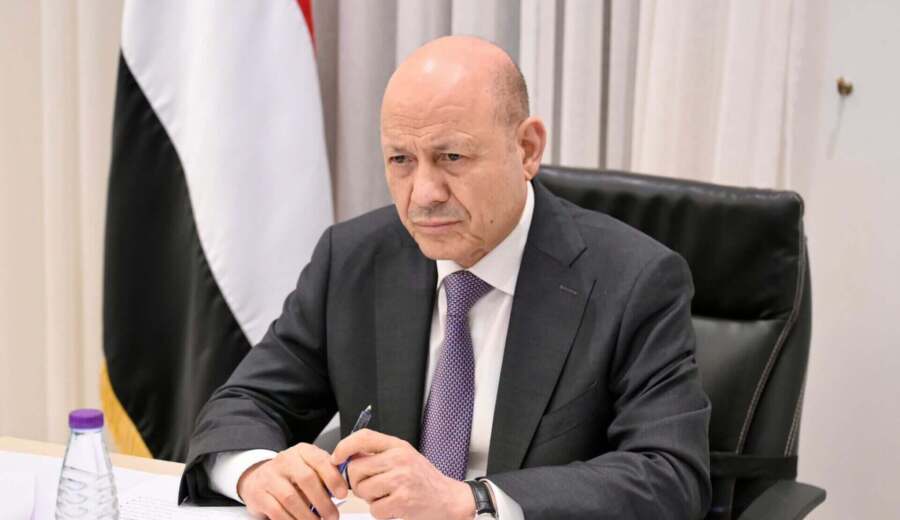 العليمي يوجه برفع الجاهزية ويحمّل الحوثيين مسؤولية التصعيد وانتهاك السيادة اليمنية