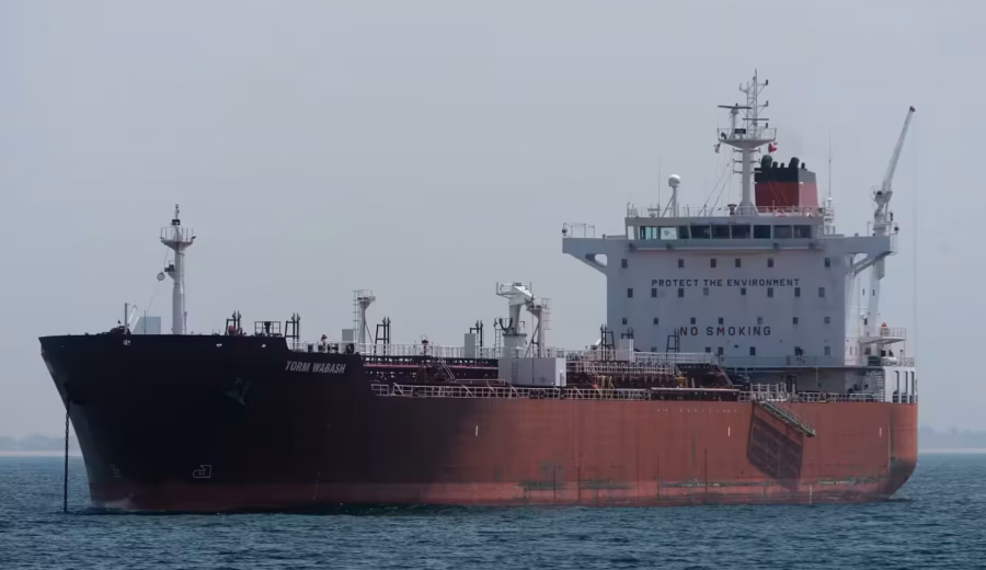 ناقلة نفط تغيّر مسارها لتجنب جنوب البحر الأحمر بعد تهديدات الحوثيين.