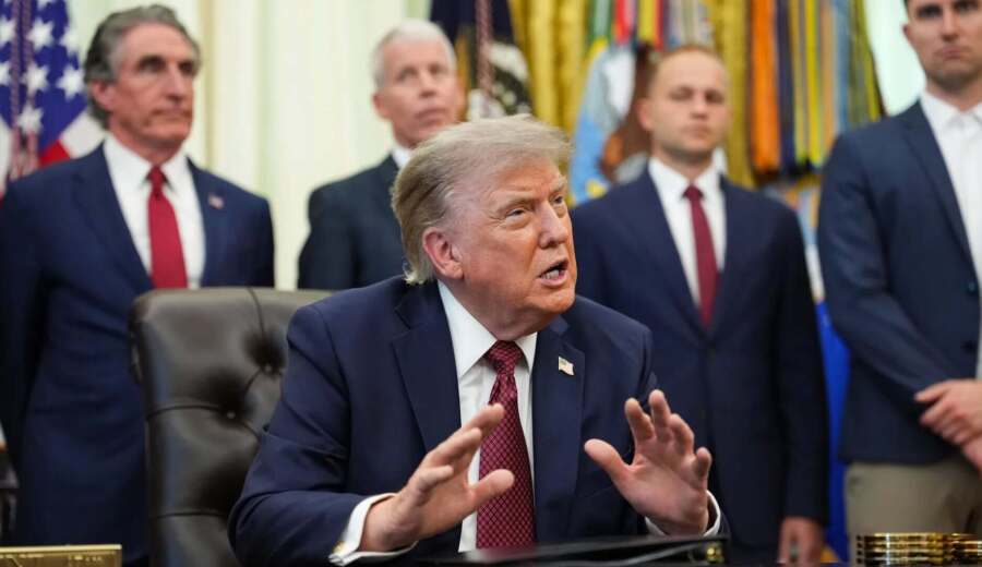 ترامب يوجّه الجيش الأمريكي بوقف ضرباته على إيران مع وصول وفد عُماني لطهران