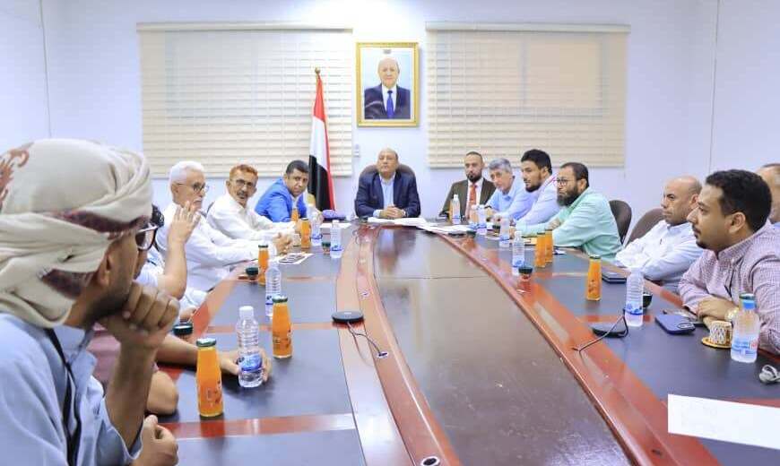 محافظ عدن يوجه بتنظيم رسوم التعليم الأهلي وحماية أراضي المدارس.