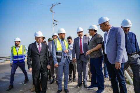 محافظ العاصمة عدن ووزير الأشغال يدشنان مشروع صيانة وترميم جسر البريقة القديم.