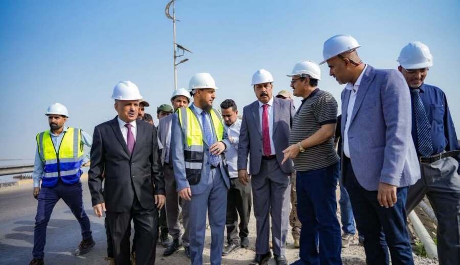محافظ العاصمة عدن ووزير الأشغال يدشنان مشروع صيانة وترميم جسر البريقة القديم.