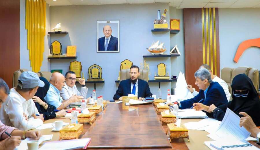 محافظ عدن يترأس اجتماعاً لمناقشة أوضاع قطاع المياة والصرف الصحي في عدن