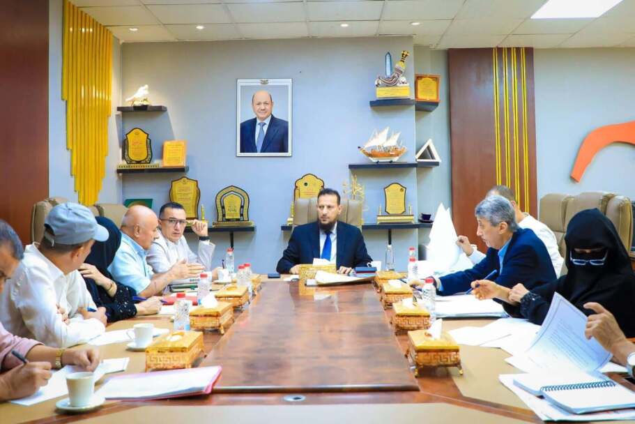 محافظ عدن يترأس اجتماعاً لمناقشة أوضاع قطاع المياة والصرف الصحي في عدن