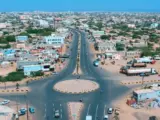 مقتل 7 وإصابة 15 في هجوم حوثي واسع استهدف ميناء المخا ومواقع مدنية.