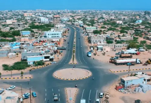 مقتل 7 وإصابة 15 في هجوم حوثي واسع استهدف ميناء المخا ومواقع مدنية.