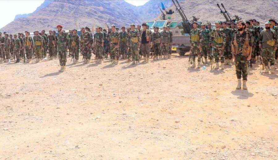 قوات دفاع شبوة والعمالقة تهاجمان مواقع حوثية بالمدفعية والمسيّرات في شبوة