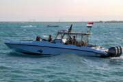 القوات البحرية وخفر السواحل تدمر زورقًا حوثيًا محملًا بمعدات للمسيّرات
