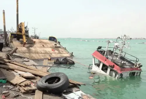 مدير ميناء المخا يؤكد تعليق العمليات التجارية والبحرية بعد تضرره جراء الهجمات الحوثية