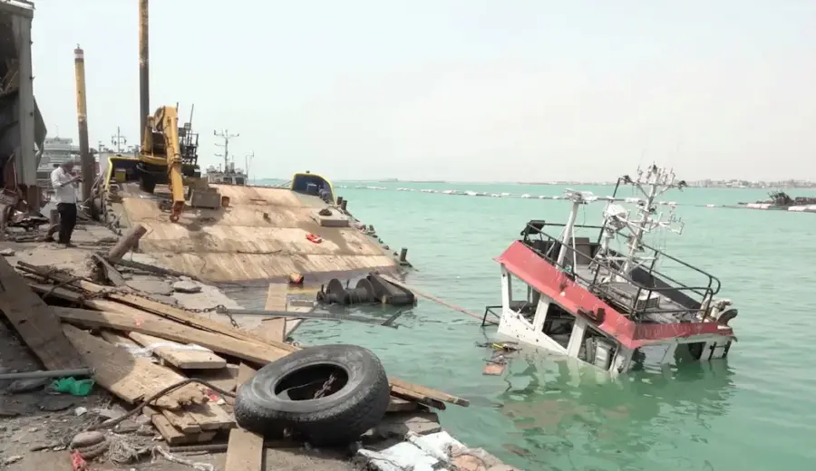 مدير ميناء المخا يؤكد تعليق العمليات التجارية والبحرية بعد تضرره جراء الهجمات الحوثية