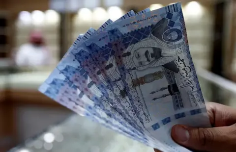 السعودية تفرض رقابة على التحويلات المالية إلى دولة الإمارات