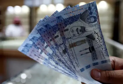 السعودية تفرض رقابة على التحويلات المالية إلى دولة الإمارات