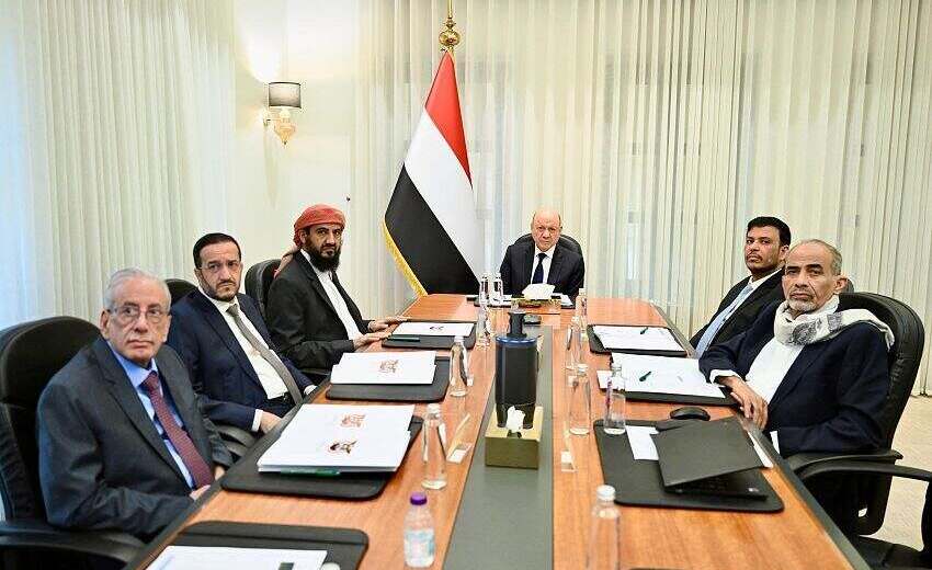 مجلس القيادة الرئاسي يوجه باللجوء إلى العمل الاستباقي ضد مصادر التهديد الحوثية