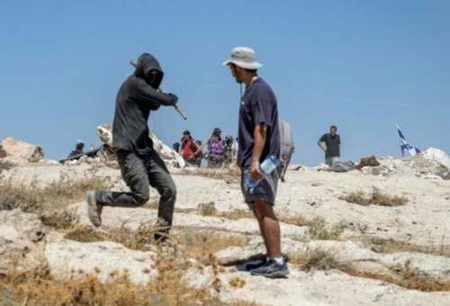 ناشطون يهود يواجهون عنف المستوطنين في الضفة الغربية لحماية الفلسطينيين.
