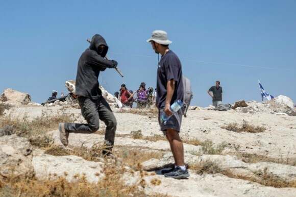 ناشطون يهود يواجهون عنف المستوطنين في الضفة الغربية لحماية الفلسطينيين.